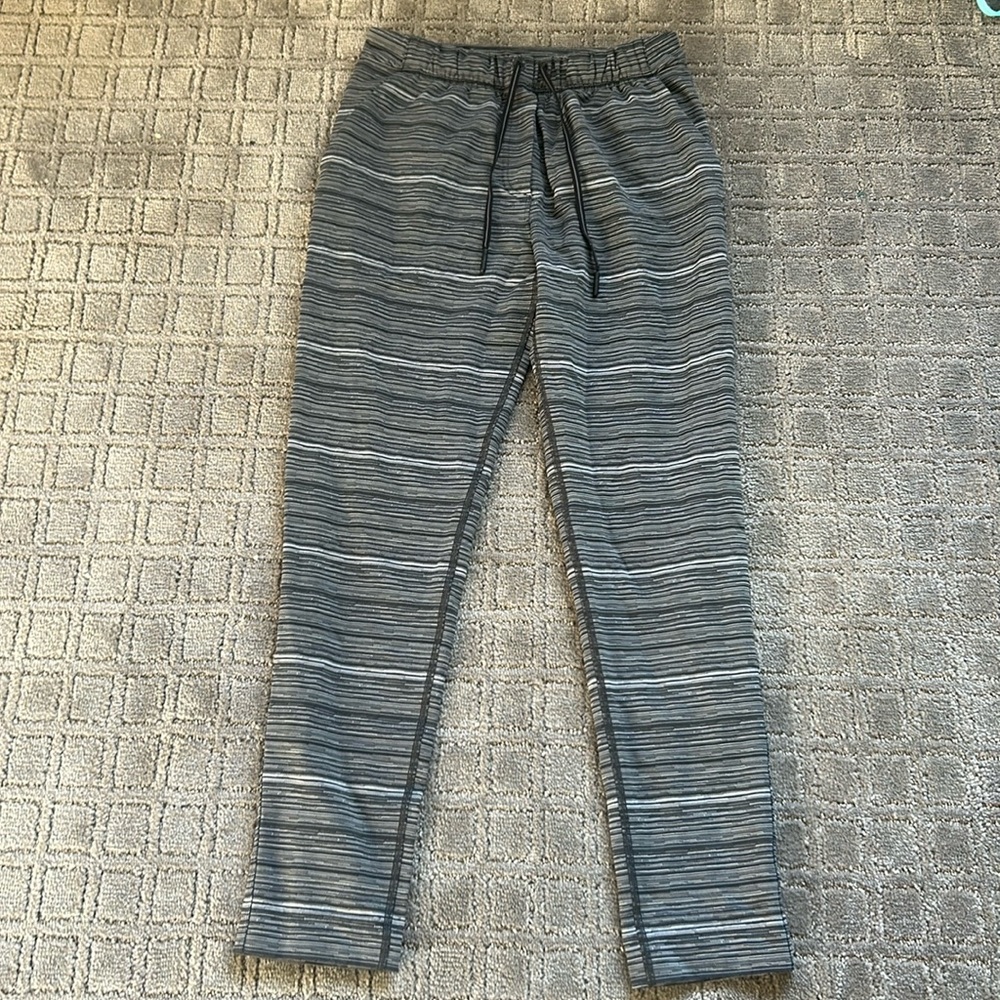 Lululemon joggers with back pockets